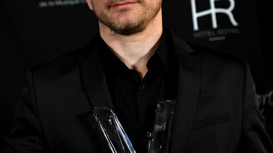Le compositeur Karol Beffa pose avec sa Victoire de la musique classique, le 23 février 2018 ©AFP - JEAN-PIERRE CLATOT
