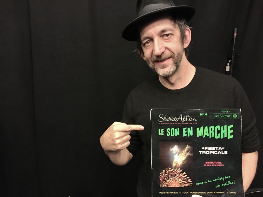 Arthur H et l'album 33 tours Le Son en marche d'Esquivel et son orchestre