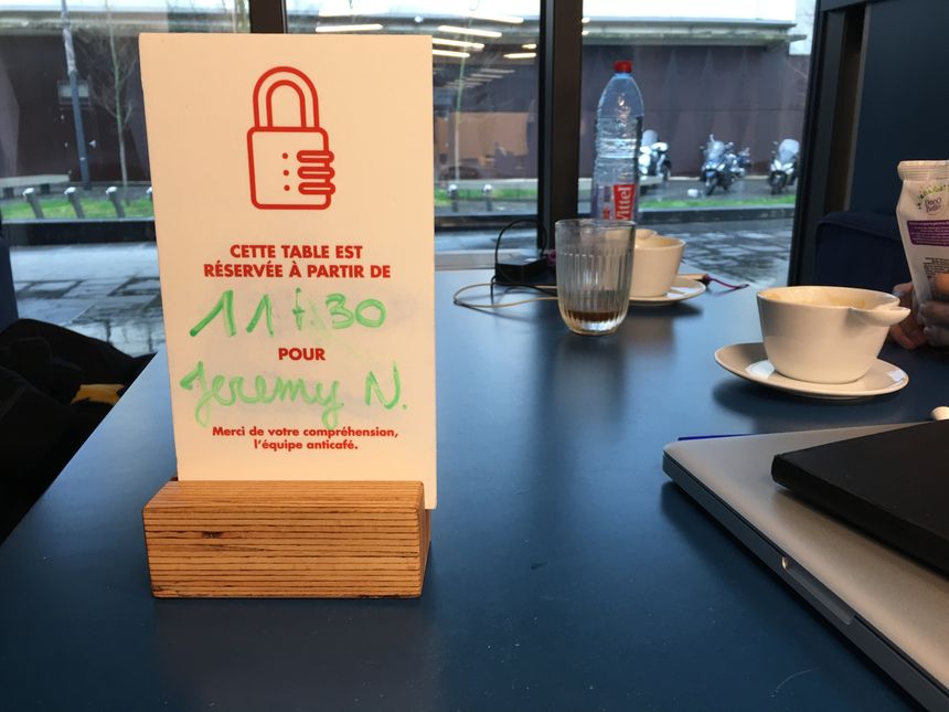 Certains habitués des Anticafés réservent leur table