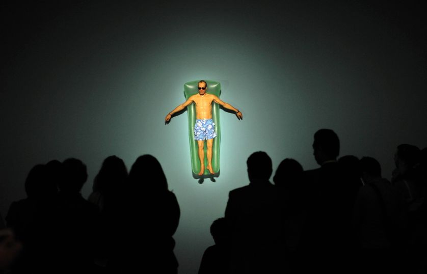 Visiteurs du Museo de Arte Contemporáneo de Monterrey (Mexique) devant l'oeuvre "Pool Time" de l'artiste hyperréaliste australien Ron Mueck, mars 2011.