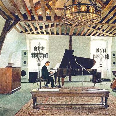 Dans les combles de l'aile nord, Michel Magne aménage une salle de musique de 150 mètres carrés pour composer et créer à loisir. Ici, Michel Magne à son piano en 1967