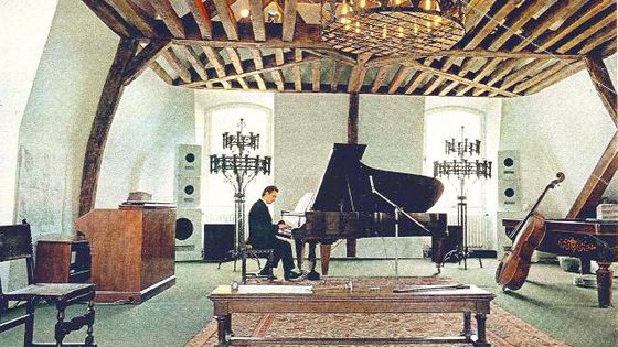 Dans les combles de l'aile nord, Michel Magne aménage une salle de musique de 150 mètres carrés pour composer et créer à loisir. Ici, Michel Magne à son piano en 1967 - Jours de France/DR