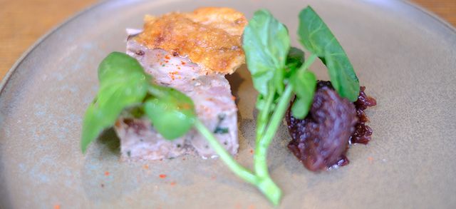La terrine de volaille, composée d'échalotes au vin rouge