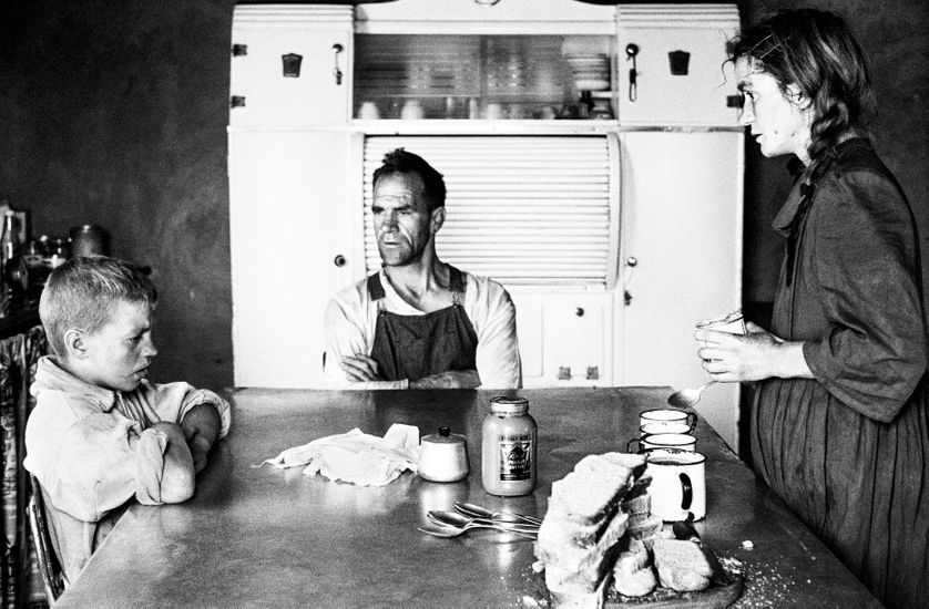 Petit propriétaire avec sa femme et leur fils aîné, à l’heure du déjeuner, Wheatlets, environs de Randfontein, Gauteng, septembre 1962