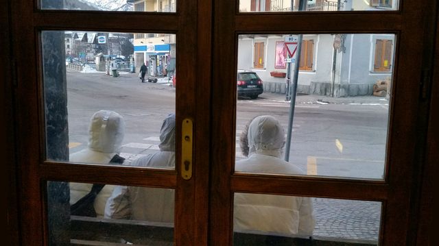 Trois migrants patientent devant la gare de Bardonecchia