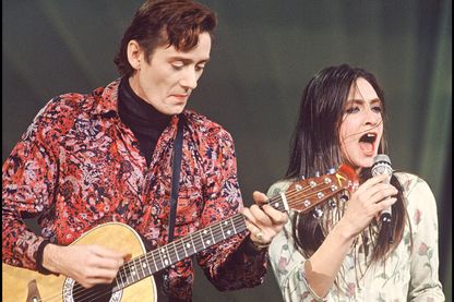 Les Rita Mitsouko, Catherine Ringer et Fred Chichin chantant lors des Victoires de la Musique 1990 Les Rita Mitsouko, Catherine Ringer et Fred Chichin chantant lors des Victoires de la Musique 1990