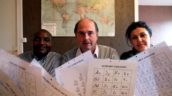 Ces réfugiés sont devenus traducteurs pour l’association Babel Interprètes. Ils travaillent pour des centres d'accueil pour demandeurs d’asile, des tribunaux et des hôpitaux. ©AFP - FRANCOIS NASCIMBENI