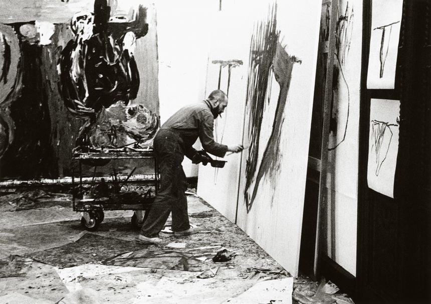 Georg Baselitz dans son atelier à Schloss Derneburg, 1983 Photo : © Daniel Blau, Munich