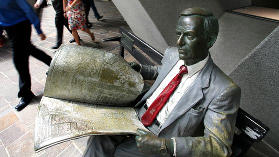 Homme lisant le journal à Sydney ©AFP - DAVID HANCOCK