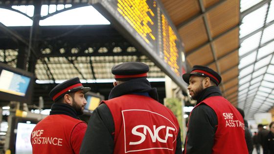 Des employers de la SNCF à la Gare Saint-Lazare ©AFP - MATTHIEU ALEXANDRE