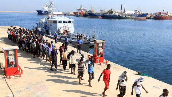 Des migrants venus d’Afrique, dans une base navale de Tripoli, et des garde-côtes libyens, le 29 août 2017 ©AFP - MAHMUD TURKIA