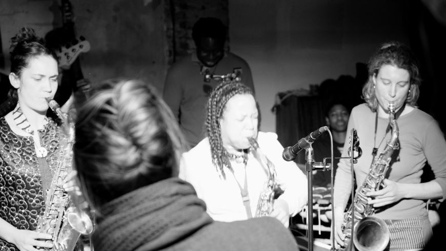 les saxophonistes Luise Volkman, Sakina Abdou et Morgane Carnet.