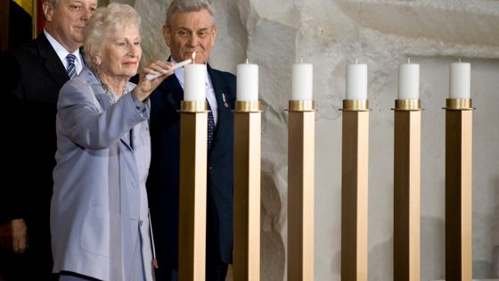 UNITED STATES From left, Sen. Richard Durbin, D-Ill., watches as Irene Boyarsky and Tadeusz Stankiewicz light a candle during the Days of Remembrance Ceremony in the Capitol Rotunda on Thursday, April 23, 2009, to commemorate the Holocauste ©Getty - Bill Clark/Roll Call/Getty Images