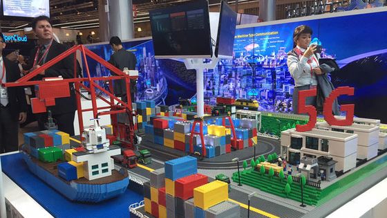 Reconstitution d'un port, autonome grâce à la 5G, sur le stand Huawei au Mobile World Congress à Barcelone en février 2016 ©Radio France - Hélène Chevallier