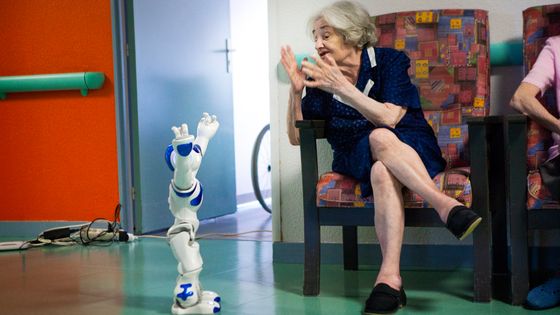 Dans la maison de retraite Les ‘Balcons de Tivoli’ équipée d'un robot Zora, dans la région de Bordeaux. ©AFP - AMELIE-BENOIST / BSIP