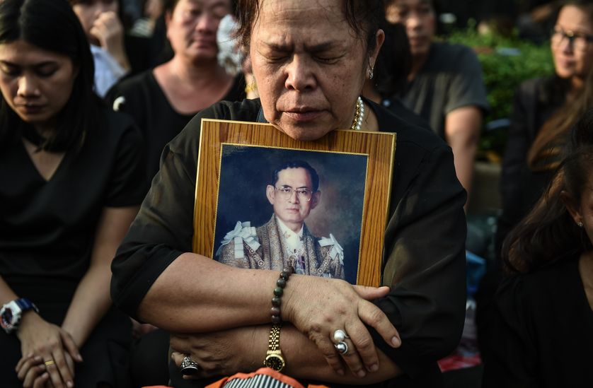 Hommage au roi thaïlandais Bhumibol Adulyadej, mort le 13 octobre 2016, à Bangkok.