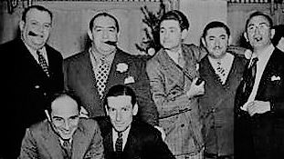 Photo prise au Trocadéro en 1938 de 7 auteurs-compositeurs de l'époque. De g. à d. Al Dubin, Mack Gordon, Léo Robin, Harry Revel, Harry Warren. En bas : Lorenz Hart, Hoagy Carmichael - Carole Lombard & Classic Hollywood