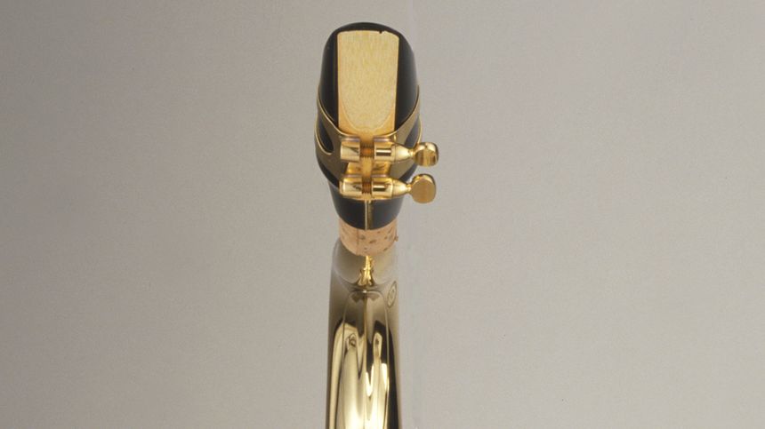 Bec d'un saxophone ténor, avec anche simple.