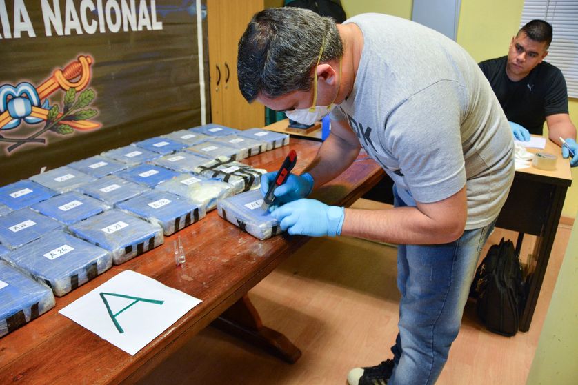 Photo du ministère argentin de la Sécurité, lors d'une opération policière qui a abouti à la saisie de près de 400 kilos de cocaïne de l'ambassade russe à Buenos Aires.