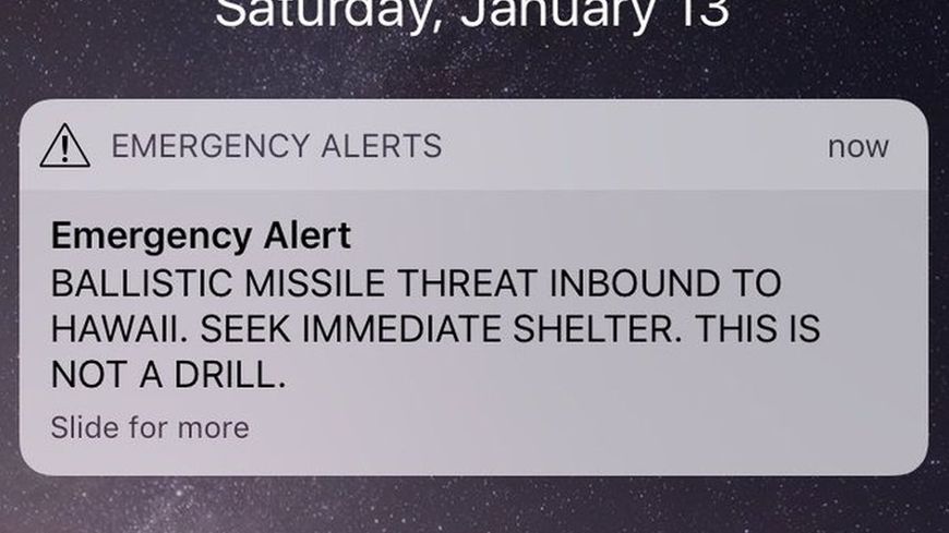 Capture d'écran d'un smartphone affichant le message d'urgence ayant causé la panique à Hawaï.