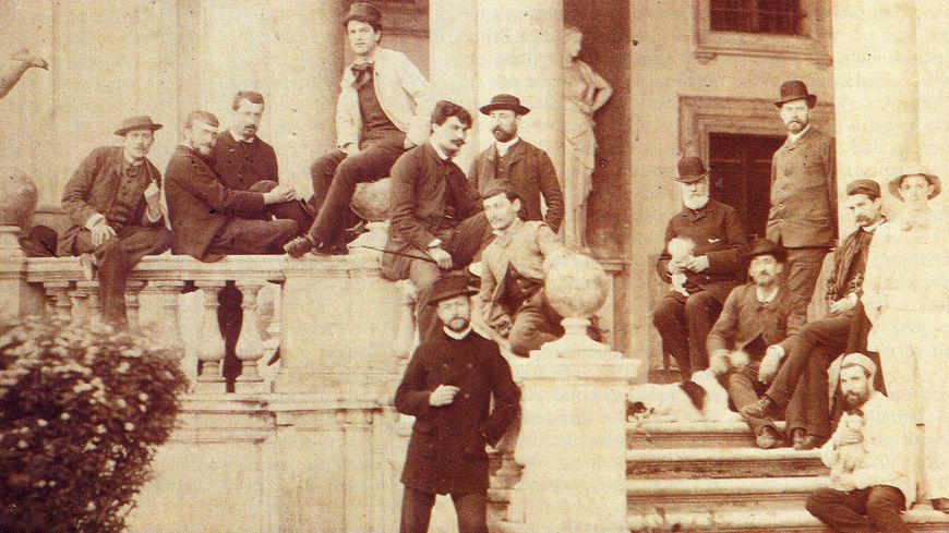 Debussy à la Villa Médicis à Rome en 1885. Le compositeur est en haut au centre, en veste blanche.