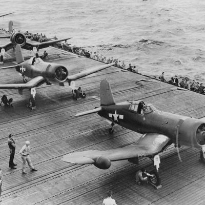 Chance-Vought monomoteur américaine F4U2 Cordair combattants(avions de chasse), préparant pour décollage sur la cabine de pilotage du lourd porte-avions "Intrépide" de la Marine américaine, quelque part dans le Pacifique, 1944 ou 1945.