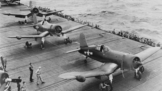 Chance-Vought monomoteur américaine F4U2 Cordair combattants(avions de chasse), préparant pour décollage sur la cabine de pilotage du lourd porte-avions "Intrépide" de la Marine américaine, quelque part dans le Pacifique, 1944 ou 1945. ©AFP - BERNARD CROCHET / PHOTO12