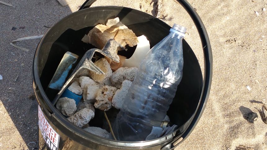 Des bouteilles d'eau, du polystyrène et du plastique.