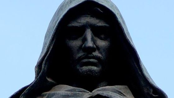 L' ouvrage majeur de Giordano Bruno s'intitule "De l'infinito, universo e Mondi" (De l'infini, l'univers et les mondes).