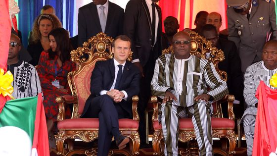 Emmanuel Macron et le Président du Burkina Faso Roch Marc Christian Kabore en novembre 2017 ©AFP - LUDOVIC MARIN / POOL / AFP