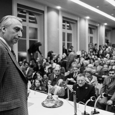 Roland Barthes au Collège de France en 1977.