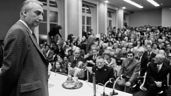 Roland Barthes au Collège de France en 1977. ©Getty - Jacques Pavlovsky