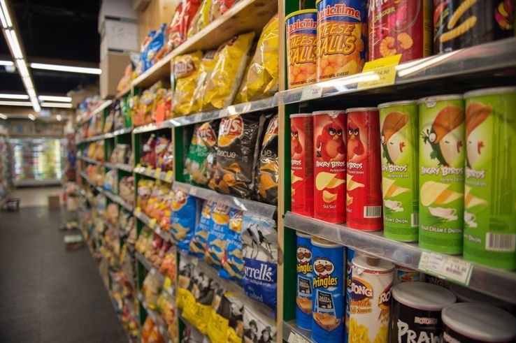 Un rayon de paquets de chips dans un supermarché