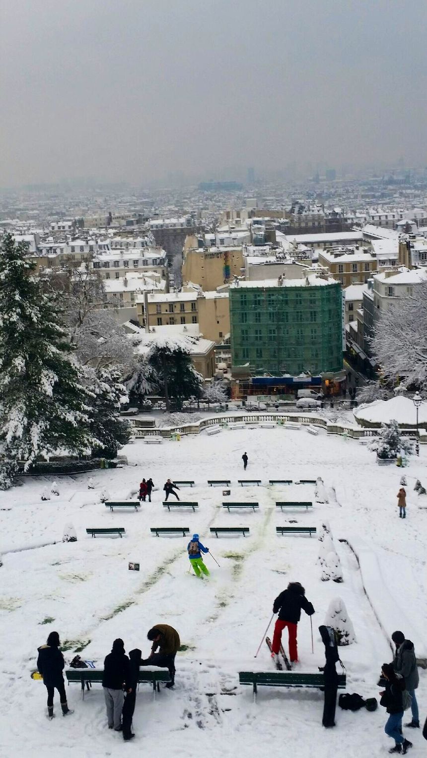 A Montmartre, les skieurs improvisent un slalom