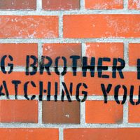 Tag : Big Brother, personnage de fiction du roman 1984 de George Orwell et expression pour qualifier toutes les institutions ou pratiques portant atteinte aux libertés