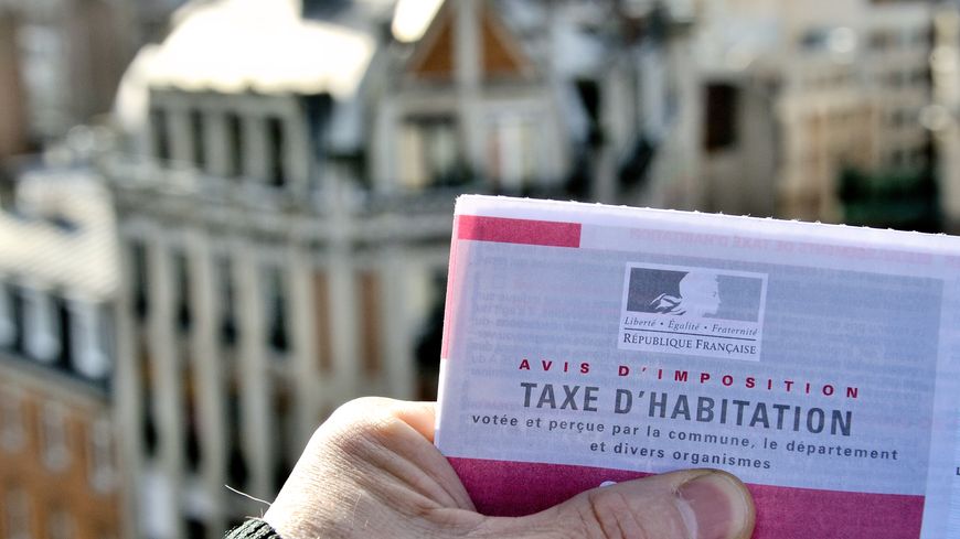 Pour compenser la suppression de la taxe d'habitation, les collectivités locales qui en bénéficiaient doivent recevoir 22 milliards d'euros de l'État.