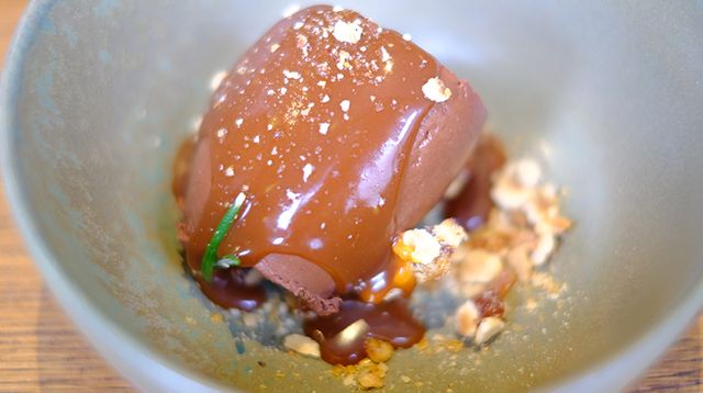 La ganache au chocolat, caramel de romarin, pralin
