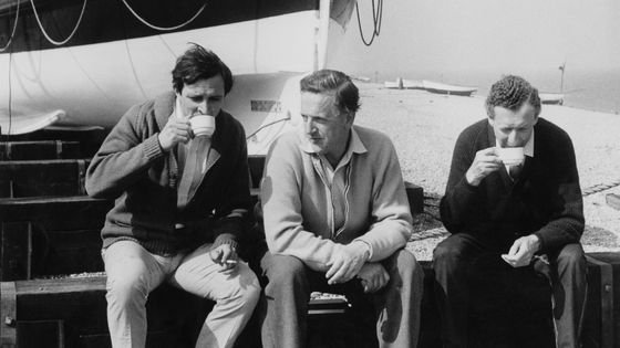 John Cranko, Peter Pears et Benjamin Britten prenant le thé sur la plage à Aldeburgh, Suffolk le 7 juin 1960. ©Getty - Chris Ware/Keystone Features/Hulton Archive