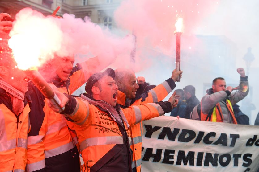 A grand renfort de fumigènes, tambours et de sifflets, des cheminots ont manifesté, hier, à Paris