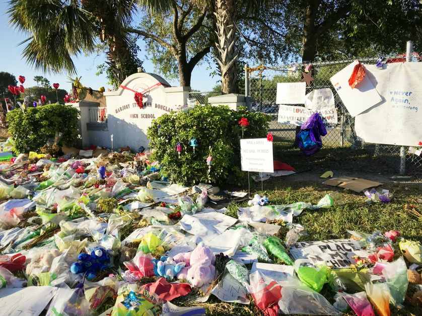 L'entrée du lycée Marjory Stoneman Douglas, de Parkland, en Floride, à une centaine de kilomètres au nord de Miami, le lieu de la tuerie du 14 février 2018