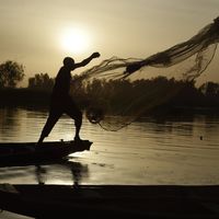 Un pêcheur sur le fleuve Niger à Niamey, le 21 mars 2016