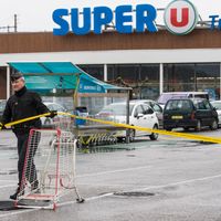 Un gendarme délimite le périmètre de sécurité à Trèbes, le 24 mars 2018