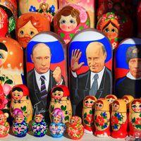 Poupées russes représentant le président russe Vladimir Poutine vendues à St Petersbourg