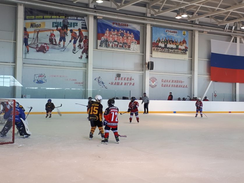 Le sport à l'honneur sous Poutine. Des enfants jouent au hockey au centre de la culture physique d'Ardatov. Sous le slogan "Quand tu protèges les portes (du hockey), tu protèges ta patrie"
