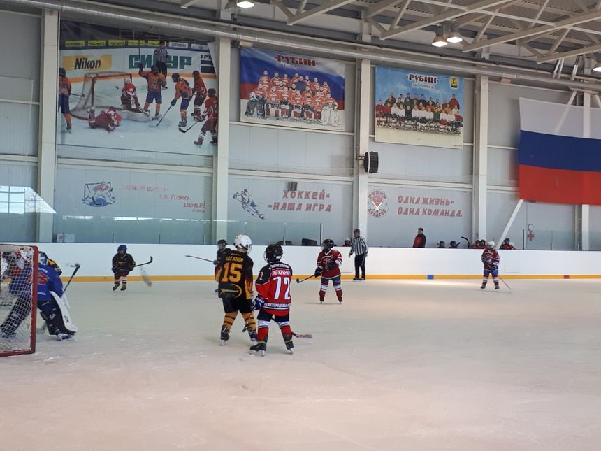 Le sport à l'honneur sous Poutine. Des enfants jouent au hockey au centre de la culture physique d'Ardatov. Sous le slogan "Quand tu protèges les portes (du hockey), tu protèges ta patrie"