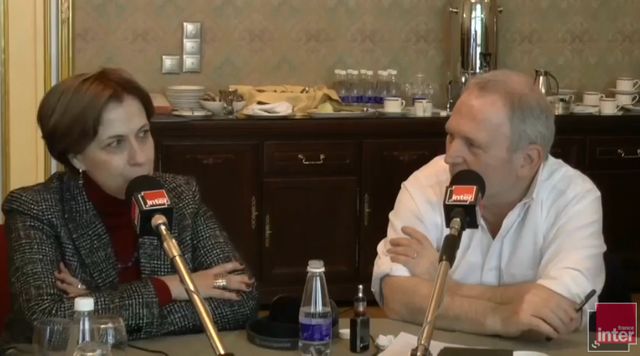 Zoia Svetova, militante pour les droits de l'Homme, aux côtés de Bernard Guetta dans le studio de France Inter à Moscou