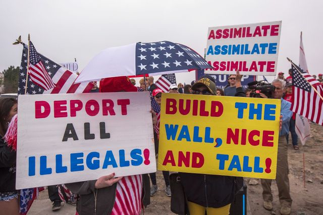Manifestants pro-mur et pro-Trump à l'occasion de la visite de Trump