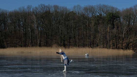 Une jeune fille patinant sur un lac gelé à Berlin ©Getty - Sean Gallup