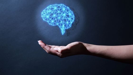 Une main portant l'image digitale d'un cerveau ©Getty - Yuichiro Chino