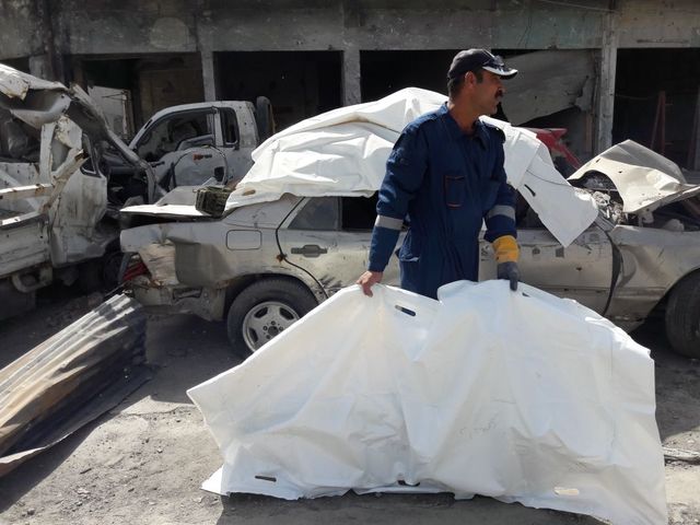 Le pompier Dawood Salem dans les ruines de la vieille ville.